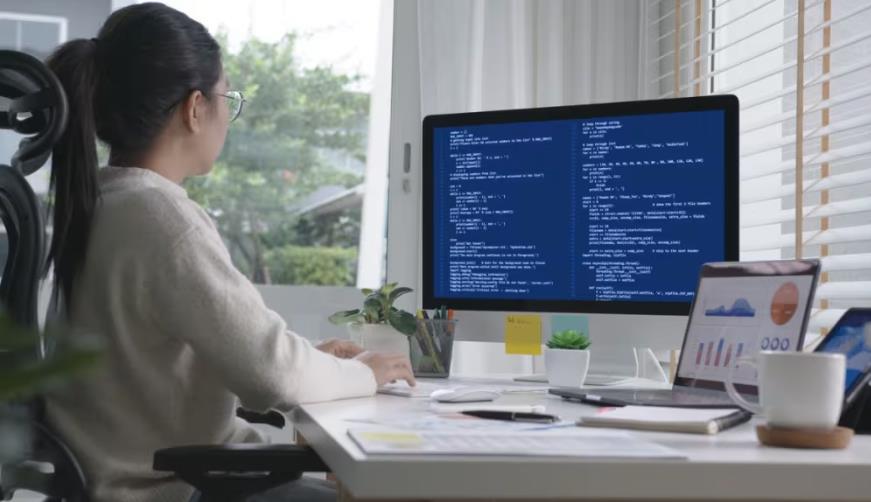 乌恰县软件开发公司实战建议:网站赋能,为何必须接入支持机器人?